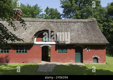 Lyngby, Dänemark, 23. Juni 2016: Ein altes dänisches Bauernhaus mit Strohdach im Frilands Museum, Europa Stockfoto