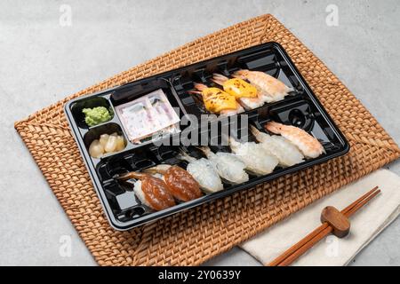 Japanisch, Sushi, Sashimi, Fisch, Aal, Garnelen, Plattfische, Steinfische, Lachs, Sashimi-Reis, roher Lachs, gebratener Tofu-Reis, Sojasauce, Wasabi, Eierbrötchen, Zwiebel Stockfoto