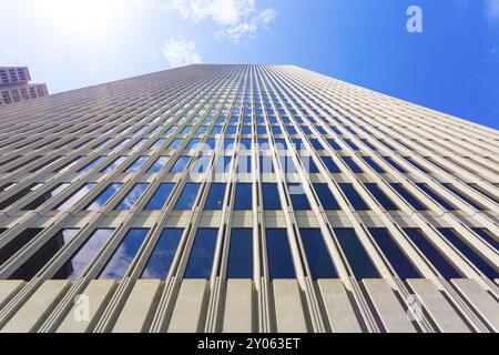 Die Fassade eines Embarcadero-Gebäudes aus einem niedrigen Winkel blickt direkt in den Himmel in San Francisco, Kalifornien an einem sonnigen Sommertag Stockfoto