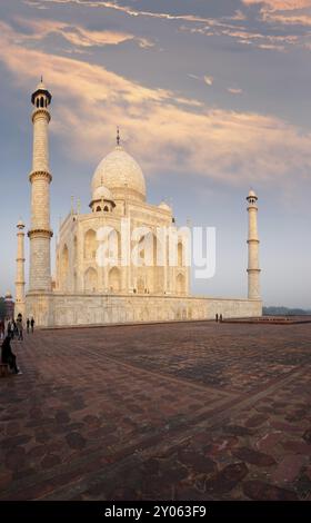 Das Taj Mahal von der Jawab-Seite auf der roten Sandsteinplattform spiegelt farbenfroh helle Sonnenaufgangsfarben unter einem feurigen Morgenhimmel in Agra, Ind. Wider Stockfoto