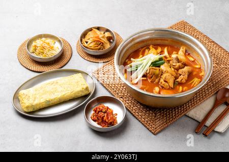 Koreanisches Essen, gereifte Kimchi, Kimchi, geschmortes scharfes Huhn, scharf, Andong, gedämpftes Huhn, Eierrolle, Beilage, Kürbis, Fischkuchen, Sojasprossen, Meer Stockfoto