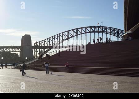 Die monumentalen Stufen des Opernhauses von Sydney, eingerahmt vom Bogen der Sydney Harbour Bridge, die Festung überflutet mit Licht am späten Nachmittag Stockfoto