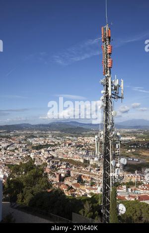 Spanien, Stadt Blanes, Funkmast, Kommunikationsturm mit Antennen für Telekommunikation und Rundfunk, auf einem Hügel, Europa Stockfoto