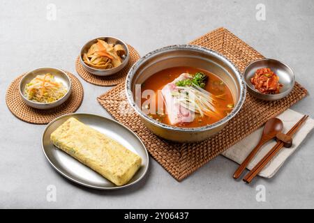 Koreanisches Essen, gereifte Kimchi, Kimchi, geschmortes scharfes Huhn, scharf, Andong, gedämpftes Huhn, Eierrolle, Beilage, Kürbis, Fischkuchen, Sojasprossen, Meer Stockfoto