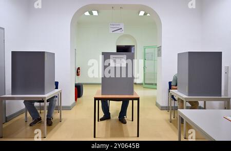 Erfurt, Deutschland. September 2024. Wähler in einem Wahllokal in Erfurt. Die Landtagswahl in Thüringen findet am Sonntag statt. Quelle: Martin Schutt/dpa/Alamy Live News Stockfoto