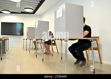 Erfurt, Deutschland. September 2024. Wähler in einem Wahllokal in der Erfurter Innenstadt. Die Landtagswahl in Thüringen findet am Sonntag statt. Quelle: Martin Schutt/dpa/Alamy Live News Stockfoto