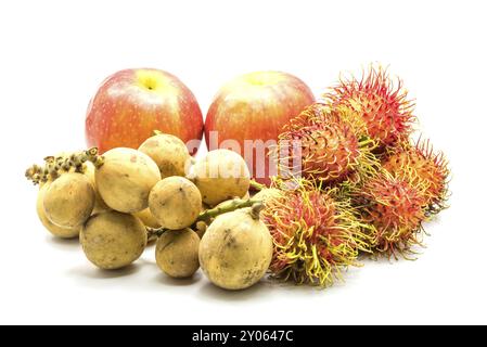 Frische Äpfel, Longkong und Rambutan auf weißem Hintergrund Stockfoto