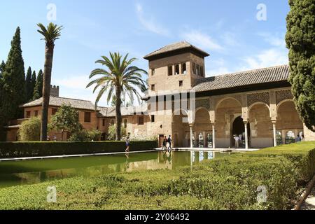 Granada, Spanien, 14. August 2011: Damenturm (Torre de las Damas) und Gärten des Partals an der Alhambra in Granada. Dieses maurische Gebäude hat mich gebaut Stockfoto