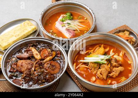 Koreanisches Essen, gereifte Kimchi, Kimchi, geschmortes scharfes Huhn, scharf, Andong, gedämpftes Huhn, Eierrolle, Beilage, Kürbis, Fischkuchen, Sojasprossen, Meer Stockfoto