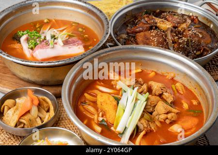 Koreanisches Essen, gereifte Kimchi, Kimchi, geschmortes scharfes Huhn, scharf, Andong, gedämpftes Huhn, Eierrolle, Beilage, Kürbis, Fischkuchen, Sojasprossen, Meer Stockfoto