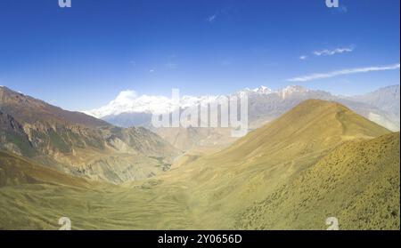 Luftbild-Drohne Panorama Schnee bedeckt Dhaulagiri Berggipfel über tiefes Tal an einem sonnigen Morgen in Nepal Stockfoto