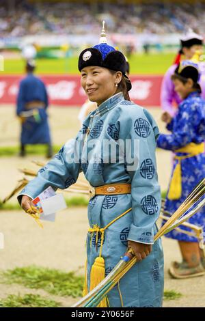 Ulaanbaatar, Mongolei, 11. Juni 2007: Weibliche Wettkämpferin im Bogenschießen in traditioneller Kleidung, die an der Eröffnungszeremonie des Naadam Festivals in Asien teilnimmt Stockfoto