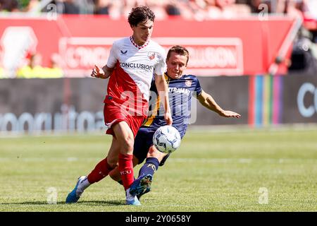 UTRECHT - (l-r) Paxten Aaronson vom FC Utrecht, Mathias Kjolo vom FC Twente während des niederländischen Eredivisie-Spiels zwischen dem FC Utrecht und dem FC Twente im Galgenwaard-Stadion am 1. September 2024 in Utrecht, Niederlande. ANP PIETER STAM DE JONGE Stockfoto
