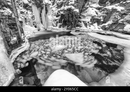 Eisschollen im Abiskojohkka-Fluss, Abisko-Canyon, Abisko-Nationalpark, Norrbotten, Lappland, Schweden, Januar 2014, Europa Stockfoto