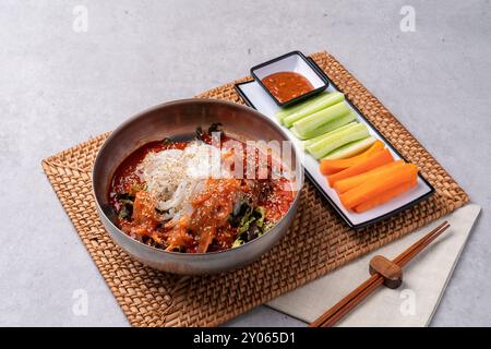 Koreanisches Essen, Dodari, Kimchi, wilder Tintenfisch, gedünstet, Gebraten, Kalte, Rohe Fischsuppe, Rohe Fischsuppe Stockfoto
