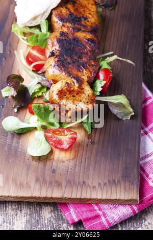 Gegrillte Schweinefleisch-Steaks auf einem Spieß Stockfoto