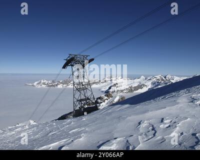 Seilbahn-Pylon, Berge und Nebelmeer, Titlis Stockfoto