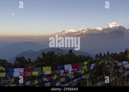 Sonnenaufgang und Vollmond mit Blick auf den Berg Dhaulagiri vom Poon Hill auf dem Annapurna Circuit Stockfoto