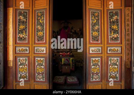 Eine aufwendig verzierte Tür zeigt das Innere eines alten chinesischen Tempels der ethnischen Minderheit der Bai in Dali, Yunnan, China, Asien Stockfoto