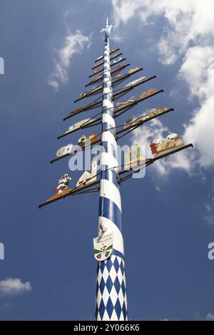 Maibaum in Oberbayern Stockfoto