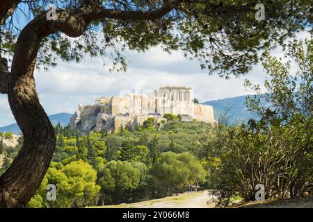 Gerahmte Aussicht auf den Parthenon auf der Akropolis von filopappou Hill in Athen, Griechenland gesehen. Horizontale Stockfoto