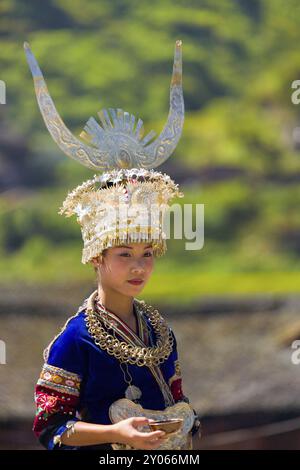 Xijiang, China, 15. September 2007: Schöne Miao-Frau aus ethnischer Minderheit, die traditionelle Festivalkleidung trägt und auf ce wartet Stockfoto