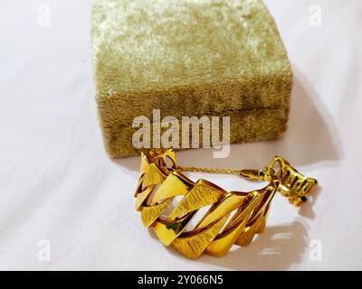 Armband aus gebrochenem Gold, Schmuck oder Schmuck, dekorative Gegenstände, die zur persönlichen Verzierung getragen werden, ein schmuckstück, das um das Handgelenk getragen wird, Decre Stockfoto