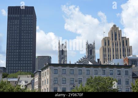 Montreal, Kanada, 26. Juli 2008: Blick auf die Innenstadt von Montreal mit dem Aldred Building auf der rechten Seite, die Türme der Kathedrale Notre Dame im gotischen Revival Stockfoto