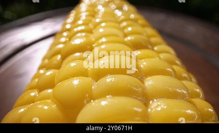 Frisch gekochter, leckerer süßer, goldener Maiskolben. Appetitanregende gesunde natürliche Ernährung Stockfoto