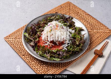 Kalter Salat, jokbal, Schweinefleisch, direktes Feuer, Mini, bossam, gekochtes Schweinefleisch, Knoblauch, Tablettennudeln, Stockfoto