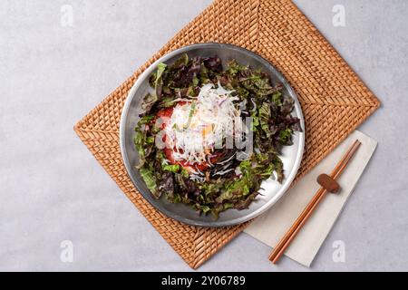 Kalter Salat, jokbal, Schweinefleisch, direktes Feuer, Mini, bossam, gekochtes Schweinefleisch, Knoblauch, Tablettennudeln, Stockfoto