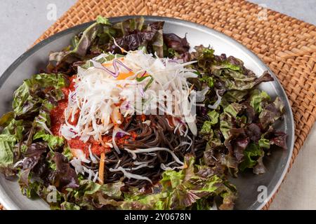 Kalter Salat, jokbal, Schweinefleisch, direktes Feuer, Mini, bossam, gekochtes Schweinefleisch, Knoblauch, Tablettennudeln, Stockfoto