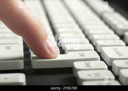 Finger drücken die ENTER-Taste auf der Computertastatur. Seitenansicht Stockfoto