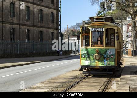 Historische Straßenbahn, Elektrico, betrieben von der Sociedade de Transportes Colectivos do Porto im historischen Zentrum von Porto, Portugal, Stockfoto