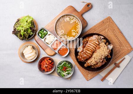 Kalter Salat, jokbal, Schweinefleisch, direktes Feuer, Mini, bossam, gekochtes Schweinefleisch, Knoblauch, Tablettennudeln, Stockfoto