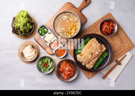 Kalter Salat, jokbal, Schweinefleisch, direktes Feuer, Mini, bossam, gekochtes Schweinefleisch, Knoblauch, Tablettennudeln, Stockfoto