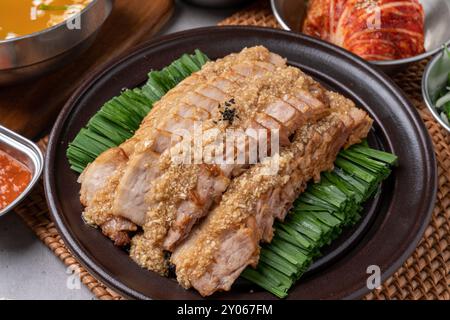 Kalter Salat, jokbal, Schweinefleisch, direktes Feuer, Mini, bossam, gekochtes Schweinefleisch, Knoblauch, Tablettennudeln, Stockfoto