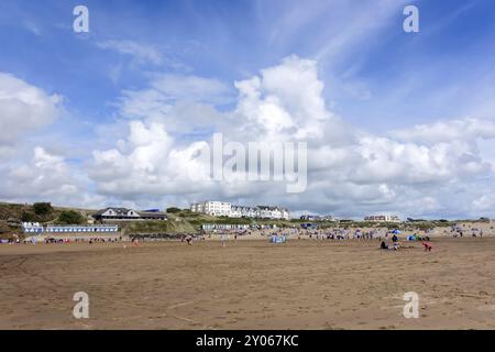 BUDE, CORNWALL/UK, 12. AUGUST: Die Menschen genießen den Strand in Bude in Cornwall am 12. August 2013. Nicht identifizierte Personen Stockfoto