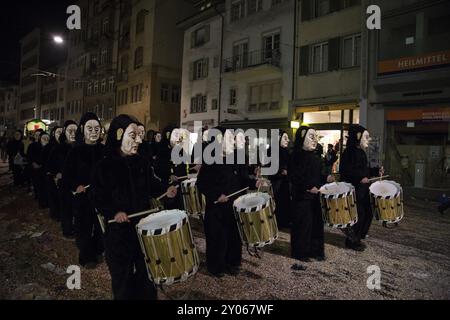 Basel, Schweiz, 10. März 2014: Gruppe von sogenannten Waggis mit Trommeln, die beim Basler Karneval in Europa durch die Straßen laufen Stockfoto