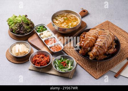 Kalter Salat, jokbal, Schweinefleisch, direktes Feuer, Mini, bossam, gekochtes Schweinefleisch, Knoblauch, Tablettennudeln, Stockfoto