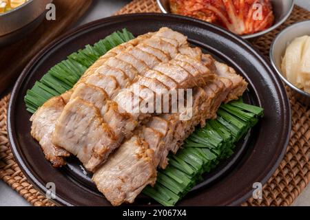 Kalter Salat, jokbal, Schweinefleisch, direktes Feuer, Mini, bossam, gekochtes Schweinefleisch, Knoblauch, Tablettennudeln, Stockfoto