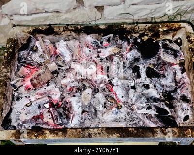 Ein Holzkohlefeuer in einem Kohlekocher Grillgerät, das normalerweise zum Grillen von Fleisch und mariniertem Rindfleisch auf Spießen wie Kebab und Kofta kufta in der Mitte verwendet wird Stockfoto