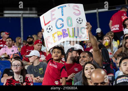 Harrison, New Jersey, USA. 31. August 2024. Fans von Red Bulls, die während des regulären Saisonspiels von MLS gegen Philadelphia Union in der Red Bull Arena in Harrison, NJ, gesehen wurden Philadelphia gewann 2:0. (Kreditbild: © Lev Radin/Pacific Press via ZUMA Press Wire) NUR REDAKTIONELLE VERWENDUNG! Nicht für kommerzielle ZWECKE! Stockfoto