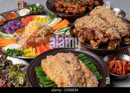 Kalter Salat, jokbal, Schweinefleisch, direktes Feuer, Mini, bossam, gekochtes Schweinefleisch, Knoblauch, Tablettennudeln, Stockfoto