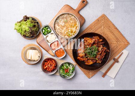 Kalter Salat, jokbal, Schweinefleisch, direktes Feuer, Mini, bossam, gekochtes Schweinefleisch, Knoblauch, Tablettennudeln, Stockfoto