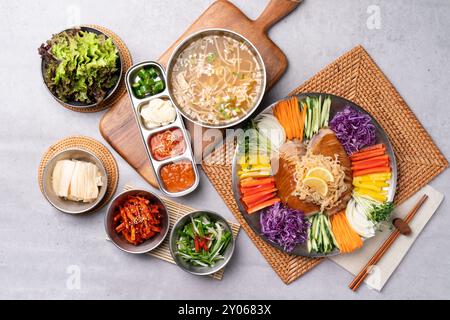 Kalter Salat, jokbal, Schweinefleisch, direktes Feuer, Mini, bossam, gekochtes Schweinefleisch, Knoblauch, Tablettennudeln, Stockfoto