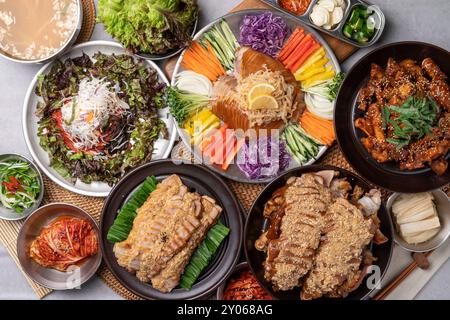 Kalter Salat, jokbal, Schweinefleisch, direktes Feuer, Mini, bossam, gekochtes Schweinefleisch, Knoblauch, Tablettennudeln, Stockfoto