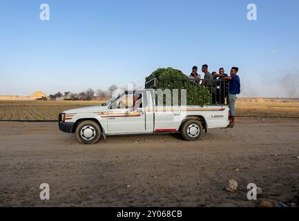 Khan Yunis. Gazastreifen. Palästina. September 2023. Palästinenser stoßen auf israelische Truppen entlang des Zauns, der Gaza und Israel östlich der Stadt Khan Yunis südlich des Gazastreifens trennt Stockfoto