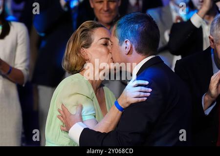 Robert Jenrick erhält einen Kuss von seiner Frau Michal Berkner, nachdem er bei einer Kampagne zur Führung der Konservativen Partei im QEII Centre in Westminster, London gesprochen hatte. Bilddatum: Sonntag, 1. September 2024. Stockfoto
