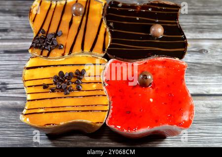 Karamell-, Schokoladen- und Erdbeerkuchen mit geschlagener Vanillecreme und geschäumten Kuchenschichten mit Erdbeeren-, Schokoladen- und Karamellpaste Stockfoto